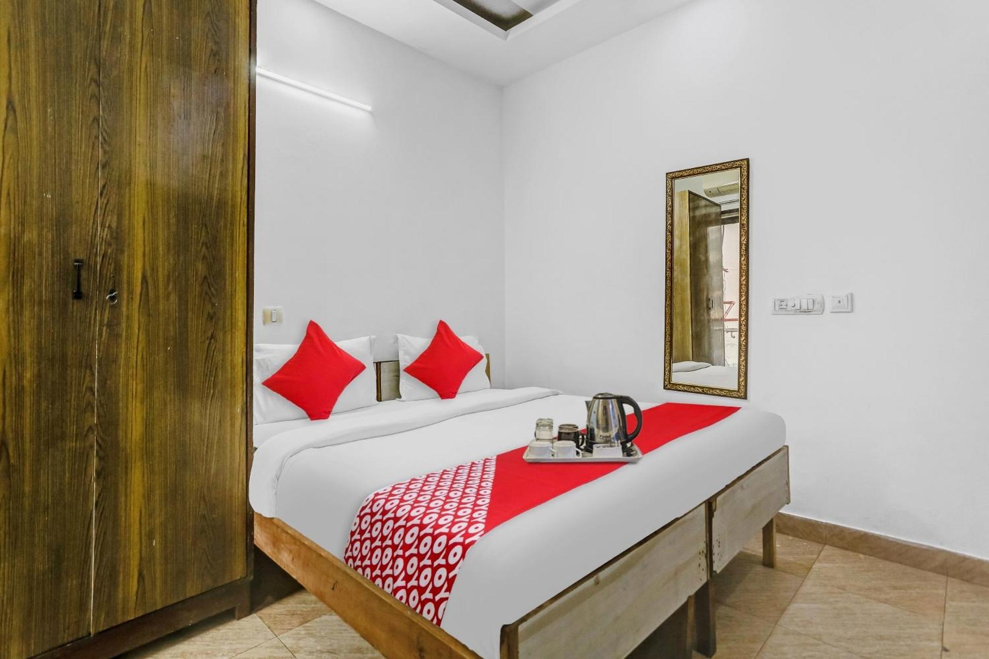 Hotel O Jangpura 4*